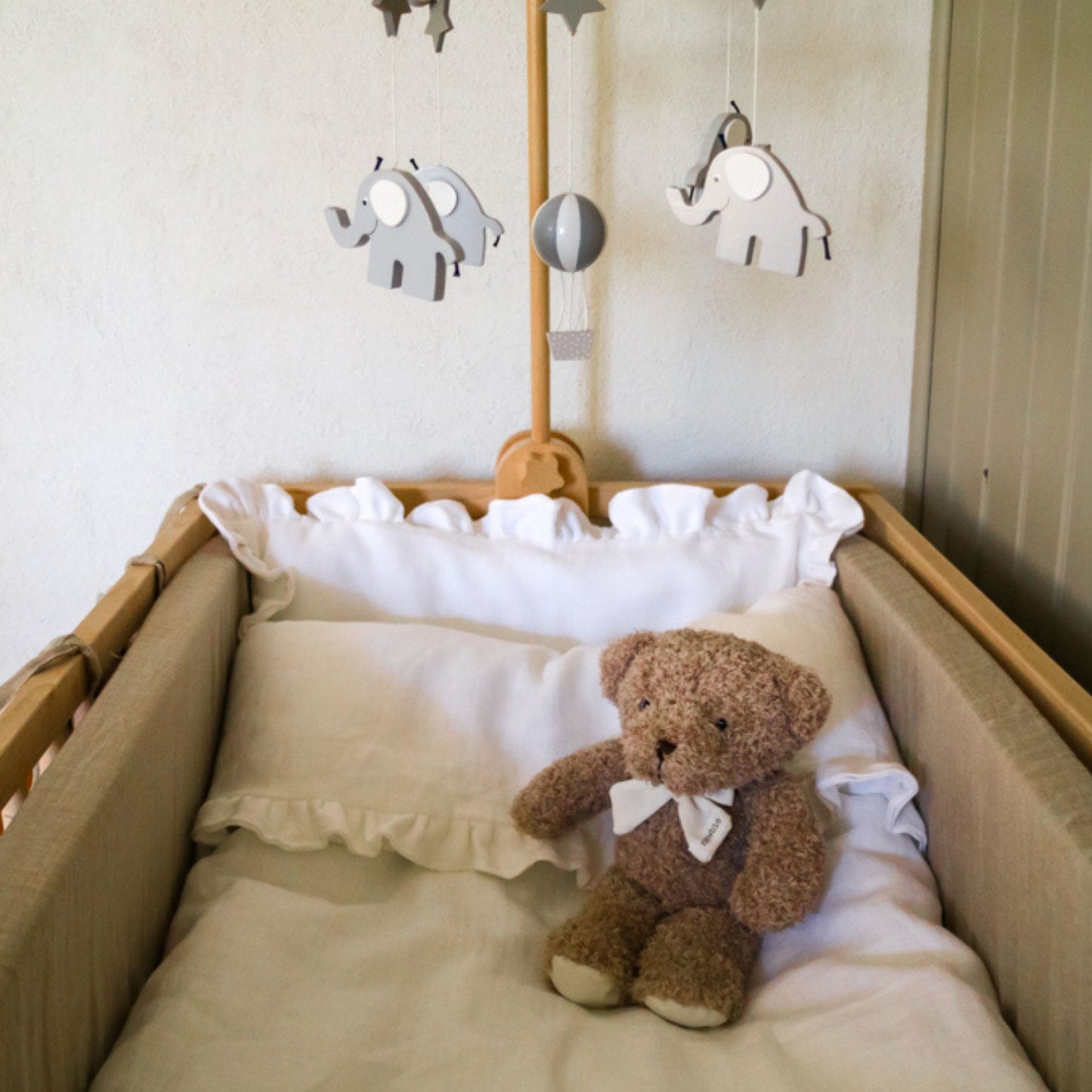 Baby/Toddler bedding set with Ruffles